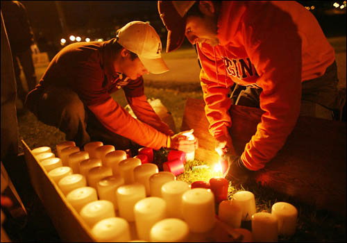 미국 버지니아주 블랙스버그 소재 버지니아공대(버지니아텍)에서 32명이 숨지는 사상 최악의 교내 총격사건이 발생한 가운데 전쟁 기념관앞에서 학생들이 촛불 집회를 위해 촛불에 불을 켜고 있다.